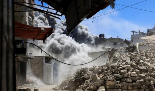 تصاعد الدخان عقب غارات إسرائيلية على مبان في سوق البلدة القديمة في مدينة غزة | المصدر: رويترز