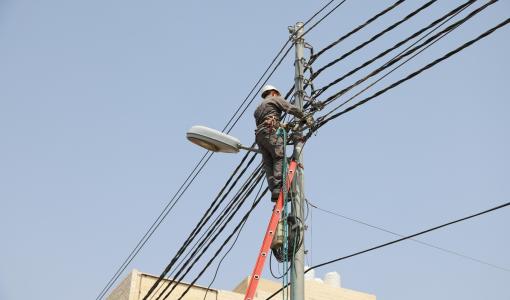 أحد موظفي شركة الكهرباء خلال إصلاح عطل | المصدر: شركة الكهرباء الأردنية