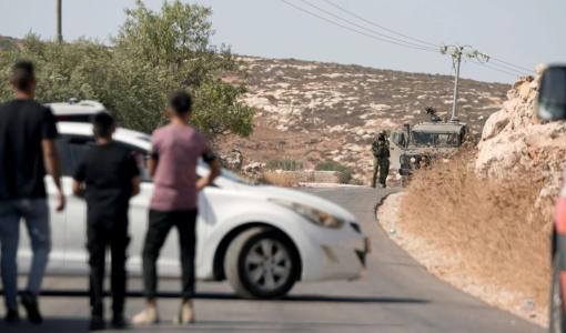 آلية لجيش الاحتلال تغلق أحد الطرق في الضفة الغربية | المصدر: الأناضول