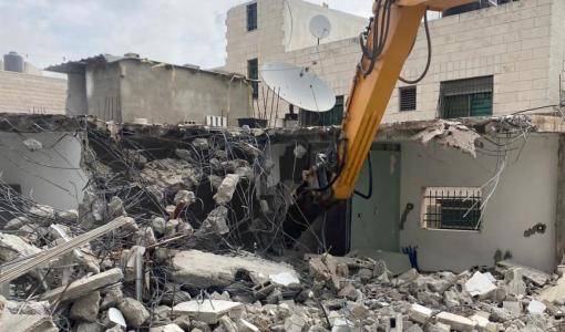 آلية للاحتلال تهدم مقهى في رام الله 19/8/2025 | المصدر: المركز الفلسطيني للإعلام