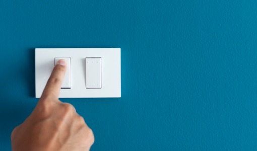 إصبع يضغط على وز تشغيل وإطفاء الضوء | تعبيرية freepik