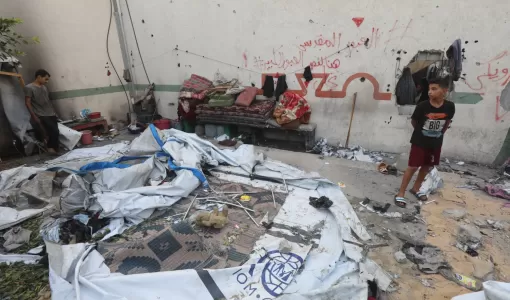 آثار القصف على مدرسة المجدعة وسيلة التي كانت تؤوي النازحين | المصدر: وكالة الأنباء الألمانية