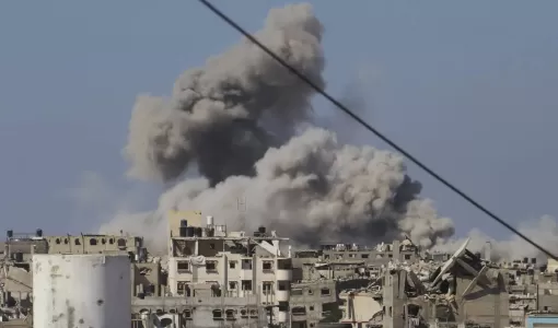 دخان يتصاعد من منطقة خانيونس في قطاع غزة بعد غارة إسرائيلية | المصدر: أسوشييتد برس