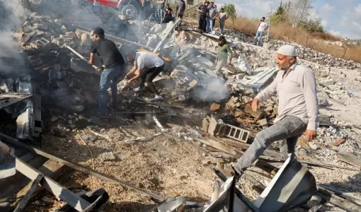 فلسطيني على أنقاض مبنى هدمه الاحتلال في قباطية قرب جنين بالضفة الغربية | المصدر: رويترز