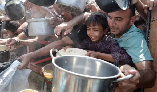 فلسطينيون يكافحون للحصول على طعام في مدينة غزة | المصدر: رويترز