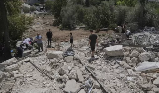 فلسطينيون يتفقدون أنقاض منزل هدمه الاحتلال في قرية بيت سيرا بالضفة الغربية | المصدر: أسوشييتد برس