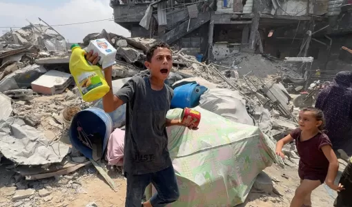 فتى فلسطيني يحمل مواد غذائية استطاع الحصول عليها من مساعدات أسقطت جوا في جباليا شمال قطاع غزة 9/8/2025 | المصدر: وكالة الأنباء الفرنسية