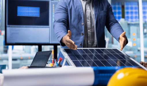 خبير يقيم تصاميم الخلايا الشمسية | تعبيرية freepik