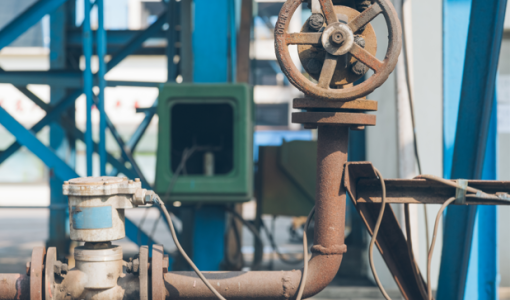 خطوط أنابيب في أحد المصانع | تعبيرية freepik