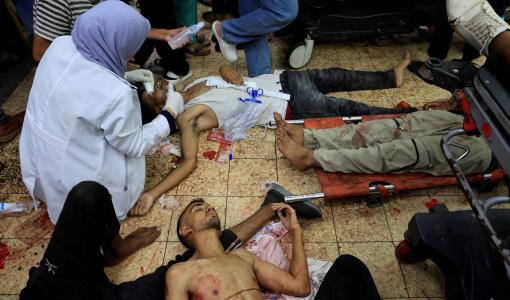 مصابون إثر غارات الاحتلال يتلقون العلاج في مستشفى ناصر في خانيونس جنوب قطاع غزة | المصدر: رويترز