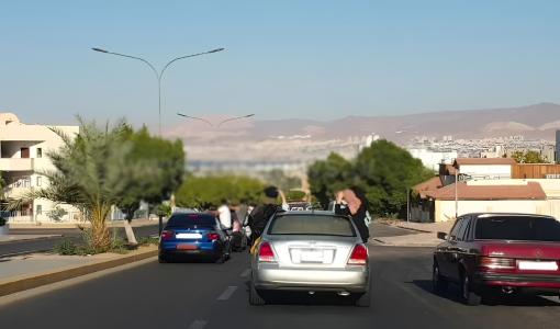 أرشيفية لموكب سيارات يخرج منها أشخاص أرشيفية لموكب سيارات يخرج منها أشخاص