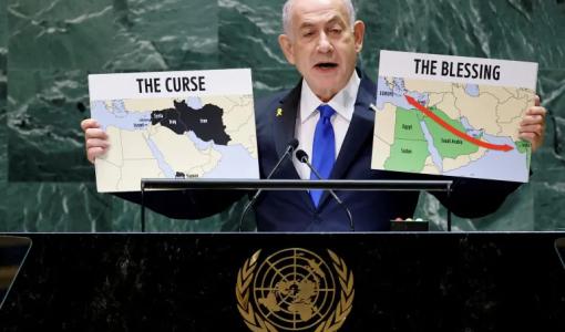 نتنياهو خلال خطابه بالأمم المتحدة يرفع خريطة الشرق الأوسط الذي يتطلع لتغييره | المصدر: رويترز