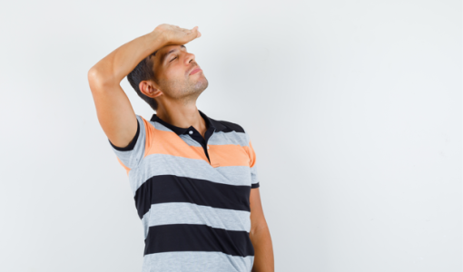 شاب يضع يده على رأسه | تعبيرية freepik