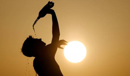 شخص يسكب ماء على وجهه | تعبيرية