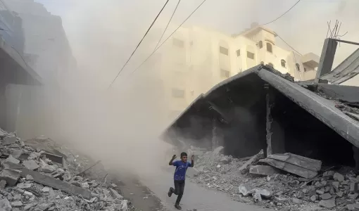 طفل فلسطيني يهرول بعيدا عن موقع الغارات الجوية الإسرائيلية في حي الصفطاوي غرب جباليا شمال قطاع غزة | المصدر: وكالة الأنباء الفرنسية