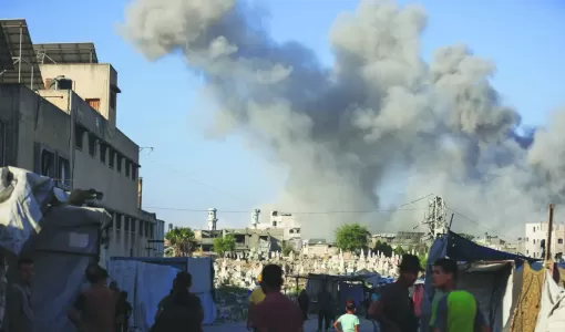 تصاعد الدخان بعد  قصف مدفعي إسرائيلي استهدف مدينة غزة 26/8/2025 | المصدر:  رويترز