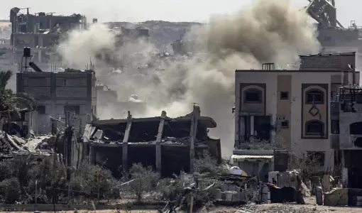 تصاعد الدخان عقب غارة جوية إسرائيلية على شرق حي الشيخ رضوان في مدينة غزة 30/8/2025 | المصدر: الوكالة الأوروبية للصور الصحفية