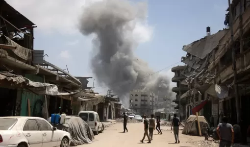 تصاعد عمود من الدخان بعد غارة إسرائيلية على حي الزيتون جنوب مدينة غزة | المصدر: وكالة الأنباء الفرنسية