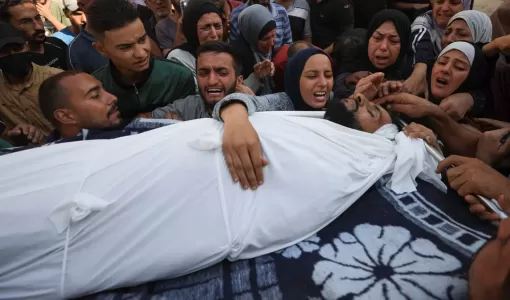 تشييع فلسطيني استشهد بنيران جيش الاحتلال أثناء محاولته تلقي مساعدات إغاثية 24/8/2025 | المصدر: رويترز