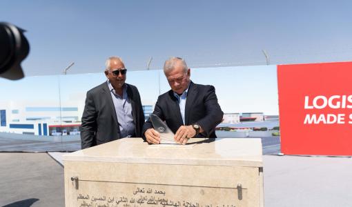 الملك يضع حجر الأساس لمركز عمليات الشحن الجوي التابع للملكية الأردنية في مطار الملكة علياء الدولي الملك يضع حجر الأساس لمركز عمليات الشحن الجوي التابع للملكية الأردنية في مطار الملكة علياء الدولي 8/9/2025 | المصدر: الديوان الملكي