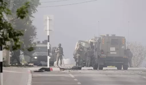 آلية للاحتلال تغلق طريقا في رام الله 19/9/2025 | Getty Images