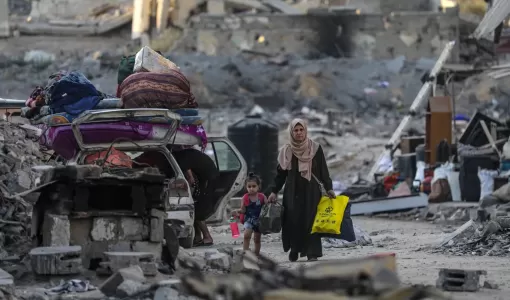 أم غزية تنزح مع طفلتها من منطقة استهدفتها غارة جوية إسرائيلية في مدينة غزة | المصدر: الوكالة الأوروبية للصور الصحفية