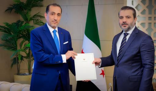 أسعد الشيباني وسفيان القضاة أسعد الشيباني خلال تسلمه نسخة عن أوراق اعتماد سفيان القضاة سفير الأردن في سوريا 2/9/2025 | المصدر: الوكالة العربية السورية للأنباء