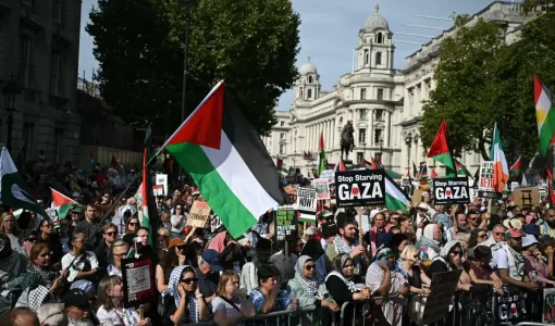 أشخاص يحملون لافتات وأعلاما فلسطينية خلال مسيرة من أجل غزة في لندن أشخاص يحملون لافتات وأعلاما فلسطينية خلال مسيرة من أجل غزة في لندن | وكالة الأنباء الفرنسية