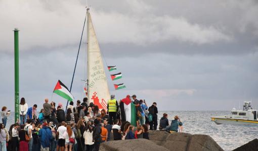 أشخاص يتباعون قوارب تتبع أسطول الصمود العالمي المتجه إلى غزة وهي تغادر ميناء سان جيوفاني بإيطاليا | المصدر: الوكالة الأوروبية للصور الصحفية