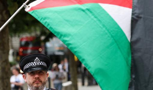 ضابط شرطة يقف بجانب علم فلسطين خارج المحكمة العليا في لندن ضابط شرطة يقف بجانب علم فلسطين خارج المحكمة العليا في لندن 30/7/2025 | المصدر: رويترز