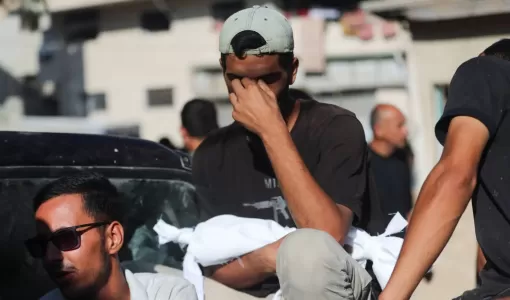 فلسطيني في مستشفى الشفاء يبكي وهو يحمل جثمان طفل فلسطيني استهدفته غارات إسرائيلية على قطاع غزة | المصدر: رويترز