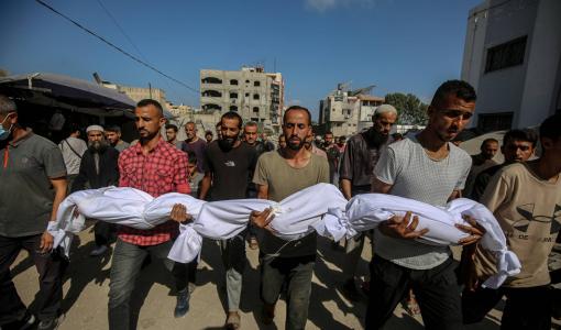 فلسطينيون يحملون جثامين ذويهم بعد غارات إسرائيلية على مدينة غزة 2/9/2025 | المصدر: وكالة الأنباء الألمانية