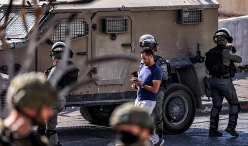 جنود الاحتلال يعتقلون أحد الفلسطينيين من مخيم الأمعري في رام الله 14/9/2025 | المصدر: وكالة الأنباء الفرنسية