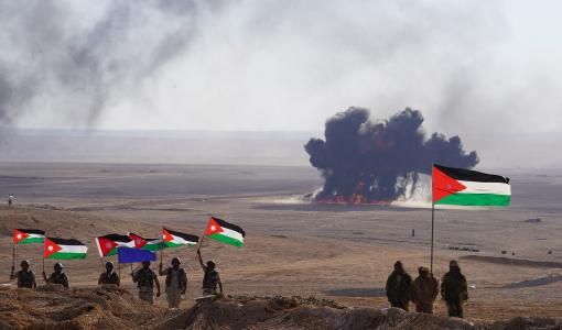 جنود من القوات المسلحة الأردنية يرفعون العلم الأردني في إحدى المناورات العسكرية على الواجهة الغربية للمملكة جنود من القوات المسلحة الأردنية يرفعون العلم الأردني في إحدى المناورات العسكرية على الواجهة الغربية للمملكة | المصدر: القوات المسلحة