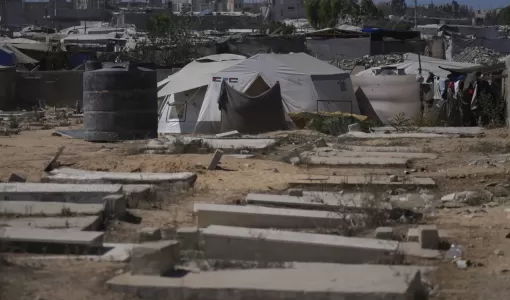 خيام مؤقتة لإيواء فلسطينيين نازحين منصوبة في مقبرة في خانيونس جنوب قطاع غزة خيام مؤقتة لإيواء فلسطينيين نازحين منصوبة في مقبرة في خانيونس جنوب قطاع غزة 20/9/2025 | أسوشييتد برس