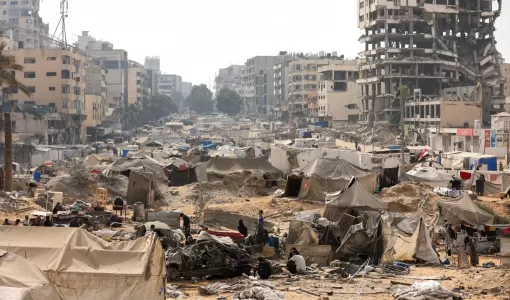 خيام نازحين تضررت جراء ضربة شنها الاحتلال الإسرائيلي على عمارة سكنية قريبة 13/9/2025 | المصدر: رويترز