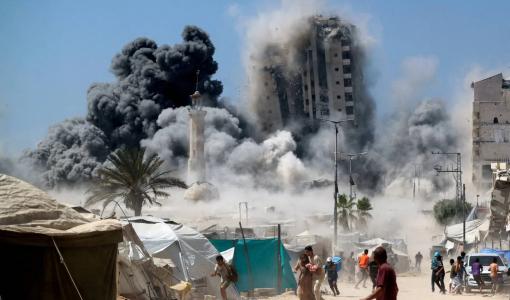 لحظة قصف برج سكني في مدينة غزة | رويترز