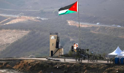 علم الأردن على سارية في المنطقة الحدودية مع الأراضي الفلسطينية المحتلة علم الأردن على سارية في المنطقة الحدودية مع الأراضي الفلسطينية المحتلة | المصدر: Getty Images