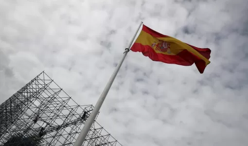 علم إسبانيا يرفرف بساحة كولون في مدريد | المصدر: رويترز