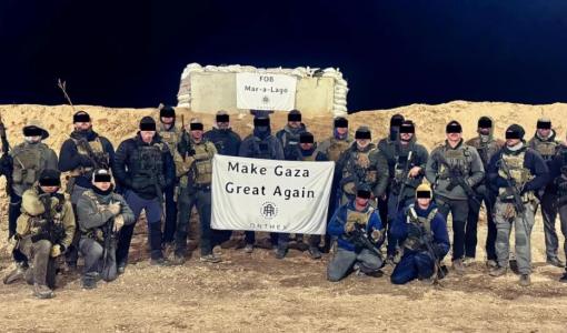 متعاقدون من نادي دراجات الكفار في غزة أخفوا وجوههم وبجوارهم لافتة كتب عليها: &quot;لنجعل غزة عظيمة من جديد&quot; | المصدر: هيئة الإذاعة البريطانية