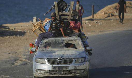 نازحون يستقلون سيارة محطمة في قطاع غزة | المصدر: الشرق الأوسط