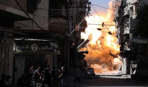 نيران ودخان يتصاعدان بعد غارة إسرائيلية استهدفت منزلا بمدينة غزة 7/9/2025 | المصدر: رويترز