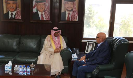 وزير المياه والري رائد أبو السعود والقائم بالأعمال في السفارة السعودية لدى الأردن محمد بن حسن مونس 11/9/2025 | المصدر: وزارة المياه والري