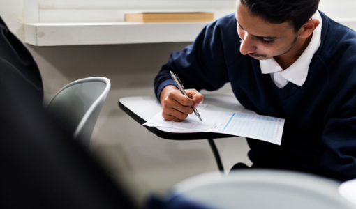 شاب خلال تقديم امتحان شاب خلال تقديم امتحان | تعبيرية freepik