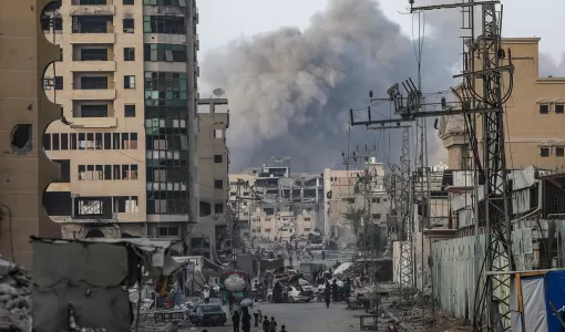 سحب دخان من موقع تعرض لغارة إسرائيلية في مدينة غزة 22/9/2025 | المصدر: وكالة الأنباء الأوروبية