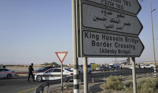 سيارات الاحتلال قرب مكان عملية إطلاق النار عند معبر الكرامة سيارات الاحتلال قرب مكان عملية إطلاق النار عند معبر الكرامة 18/9/2025 | أسوشييتد برس