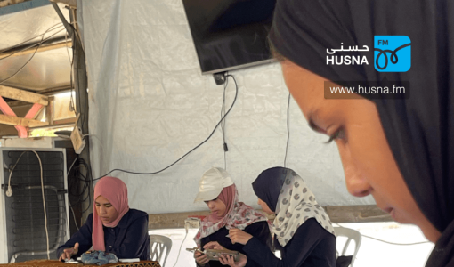 طالبات توجيهي في غزة خلال تقديم امتحان في أحد المقاهي 7/9/2025 | حسنى