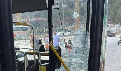 زجاج حافلة محطم جراء إطلاق الرصاص في القدس المحتلة 8/9/2025