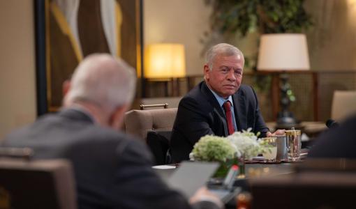 الملك عبدالله الثاني خلال لقائه رؤساء وزراء سابقين في قصر الحسينية | الديوان الملكي الهاشمي