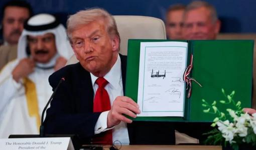 الرئيس الأمريكي دونالد ترامب الرئيس الأمريكي دونالد ترامب يرفع وثيقة شرم الشيخ المتعلقة بوقف الحرب في غزة - شرم الشيخ المصرية 13/10/2025 | المصدر: سي إن إن